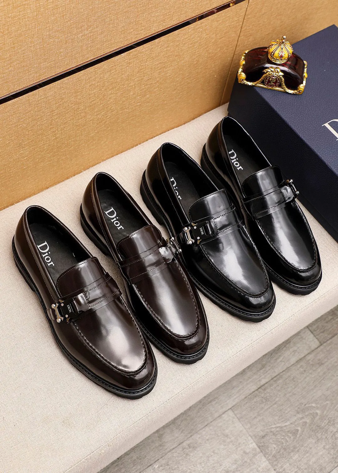 Men's shoes 💰460 💐 Product trademark: Dior "Dior" casual leather shoes Regular size: 39-44 (38.45🉑️customized) Product materials: Selected Italian imported first-layer open-edge beaded cowhide upper + classic hardware buckle, imported water-dyed cowhide lining. Strong three-dimensional visual effect, foam outsole Color: 2⃣️colors available